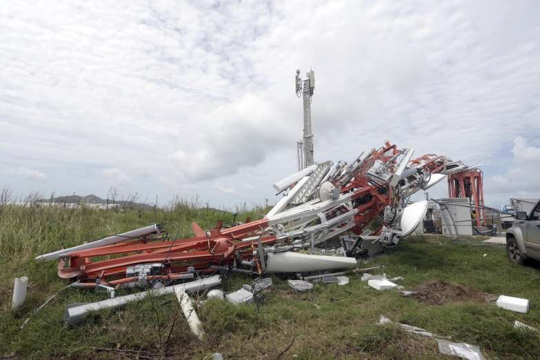 Zničené stožáry velmi vysokého napětí po poryvech větru na Ukrajině