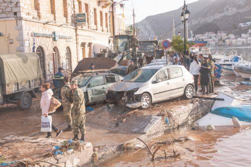 Po povodních v Řecku zničená auta