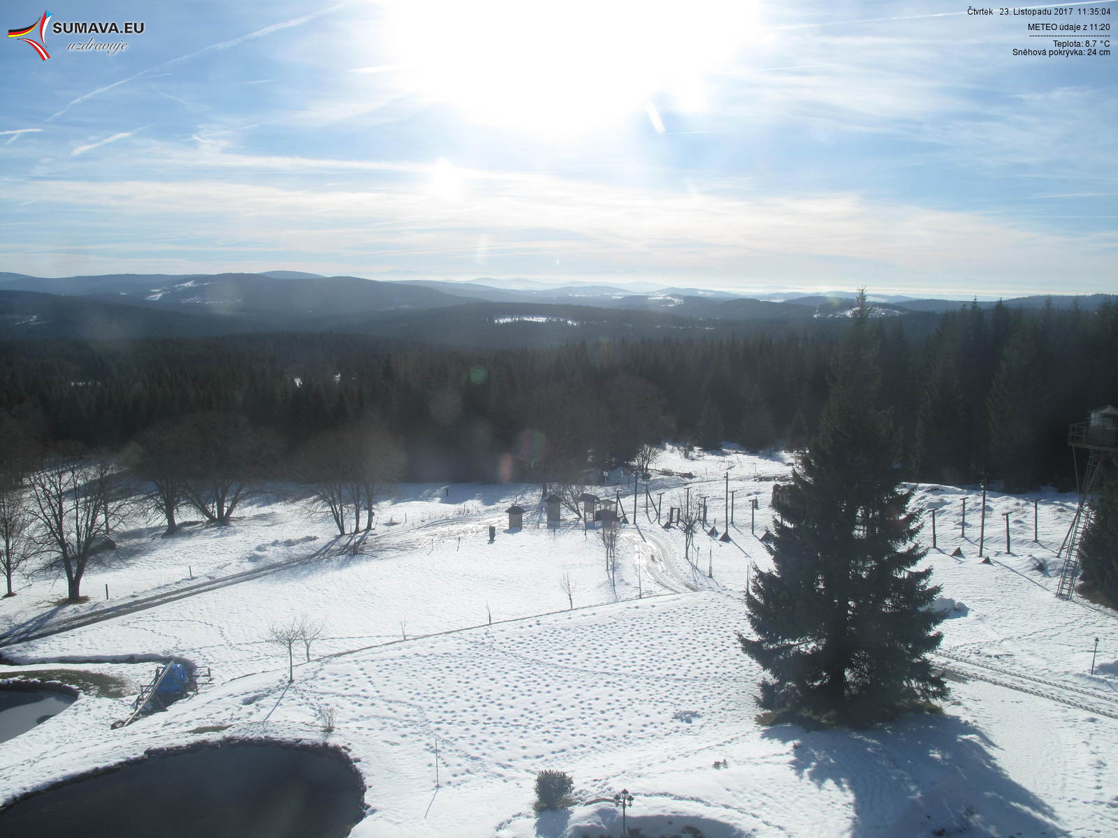Sníh na konci listopadu při pohledu z webkamery Bučina