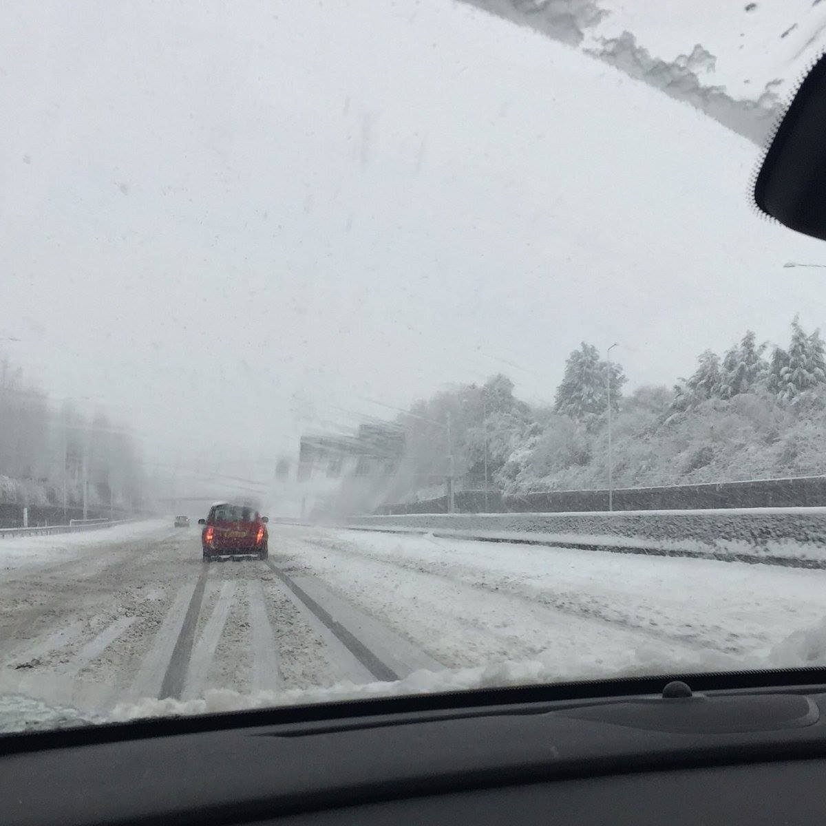 Husté sněžení na dálnici v Anglii