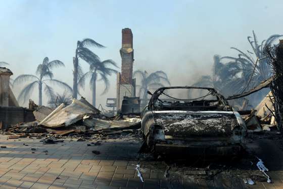 Spálené auto a spálený dům po požárech v Kalifornii