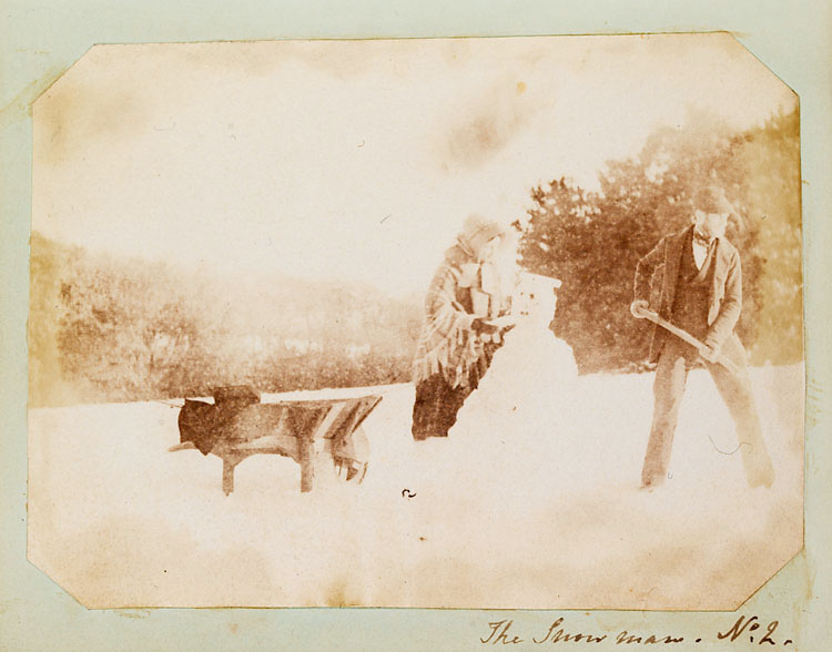 Sněhulák na historické fotografii s dvěma tvořiteli
