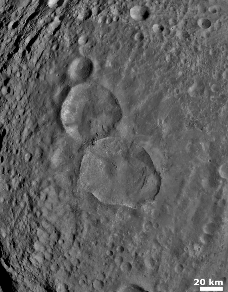 Dva velké krátery na Vestě, nově vytvořené