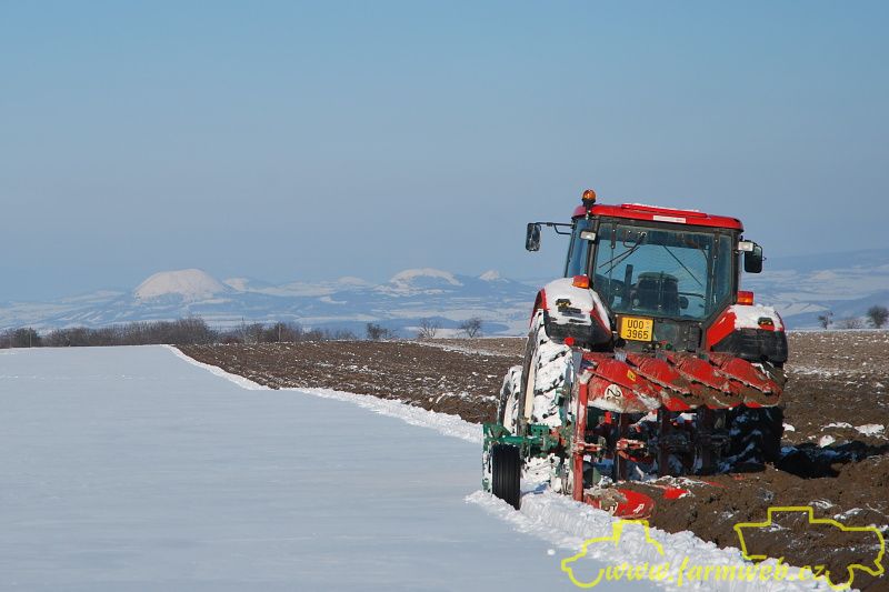 Farmáři se snaží zaorávat do půdy sníh