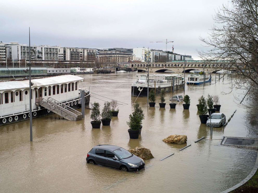 Velká voda v Paříži, zaplavena jsou už i nábřeží