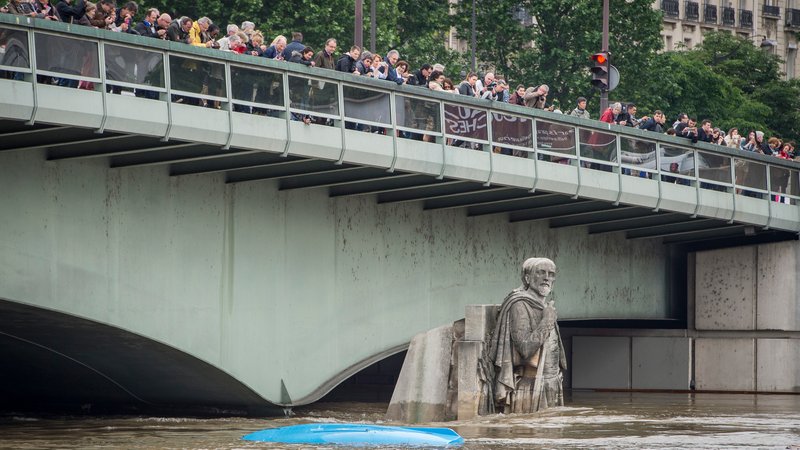 téměř potopený svatý pod mostem vlivem velmi vysoké hladiny řeky