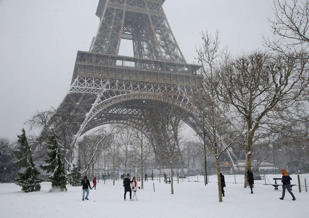 Eiffelova věž v Paříži je oblíbenou turistickou atrakcí i v zimě