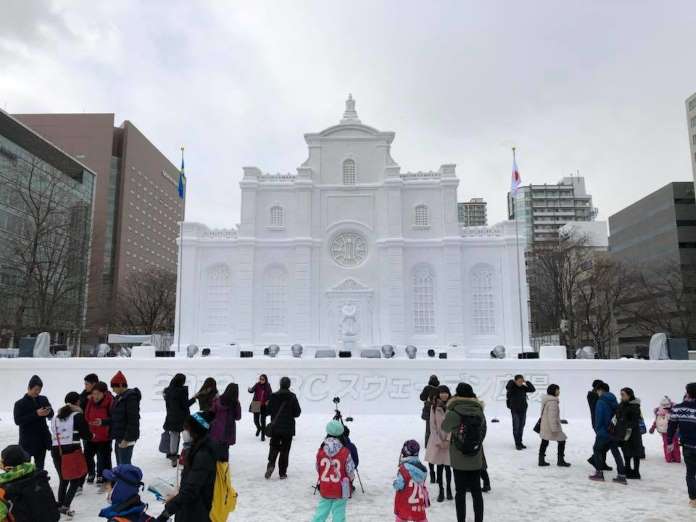 V Japonsku vyrostla budova z ledu a sněhu