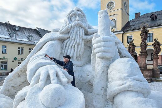 Krakonoš ze sněhu utvořen na náměstí