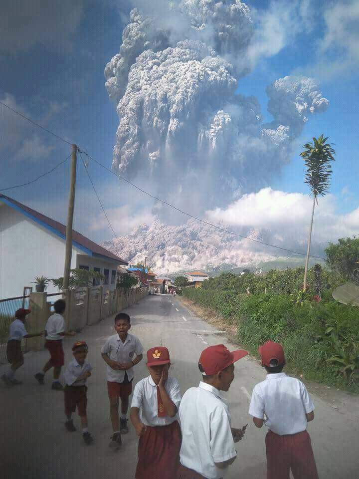 Výbuch sopky na Sumatře a vyděšení školáci