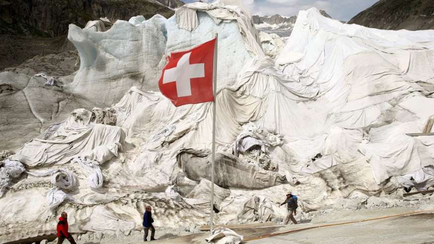 Boj proti tání ledovců ve Švýcarsku, kde ledovce pokrývají bílou látkou