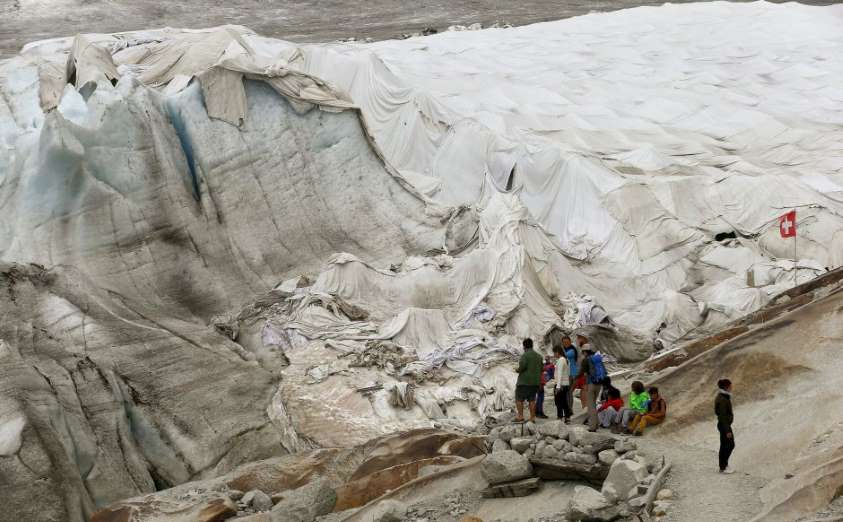 Ve Švýcarsku se snaží bojovat proti tání ledovců jejich zakrýváním bílými textíliemi