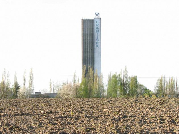 Důlní věž František působí jako torzo minulosti