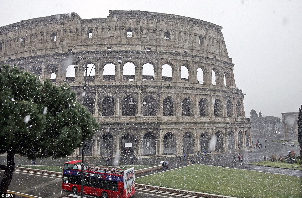 Sněhové vločky v Římě působí opravdu raritně