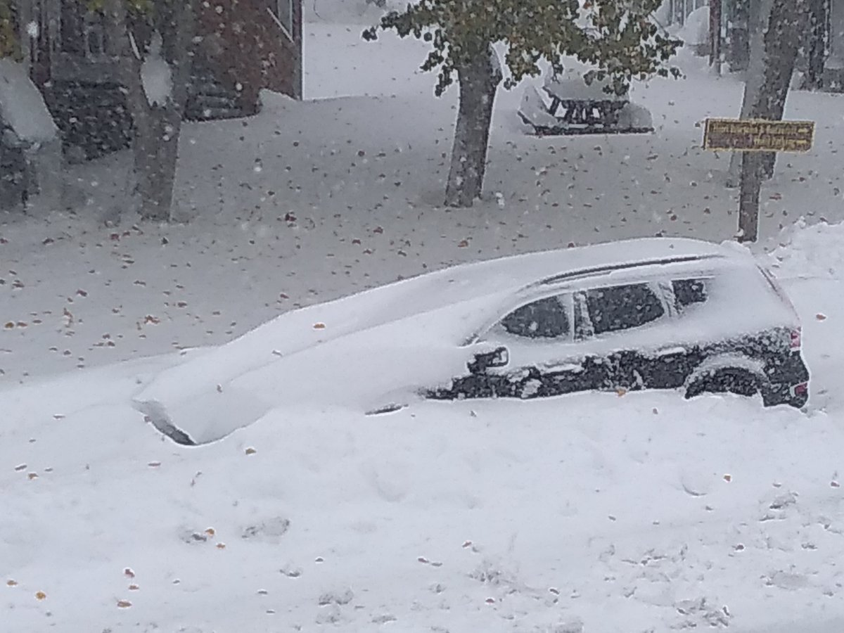 Sníh zaskočil v Kanadě řidiče